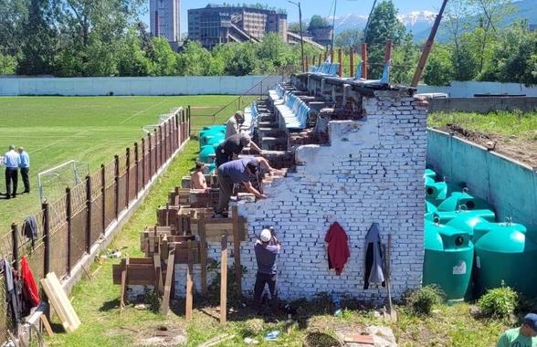 Între timp, în România » Și-au demolat tribuna, cu 3 zile înaintea barajului de promovare