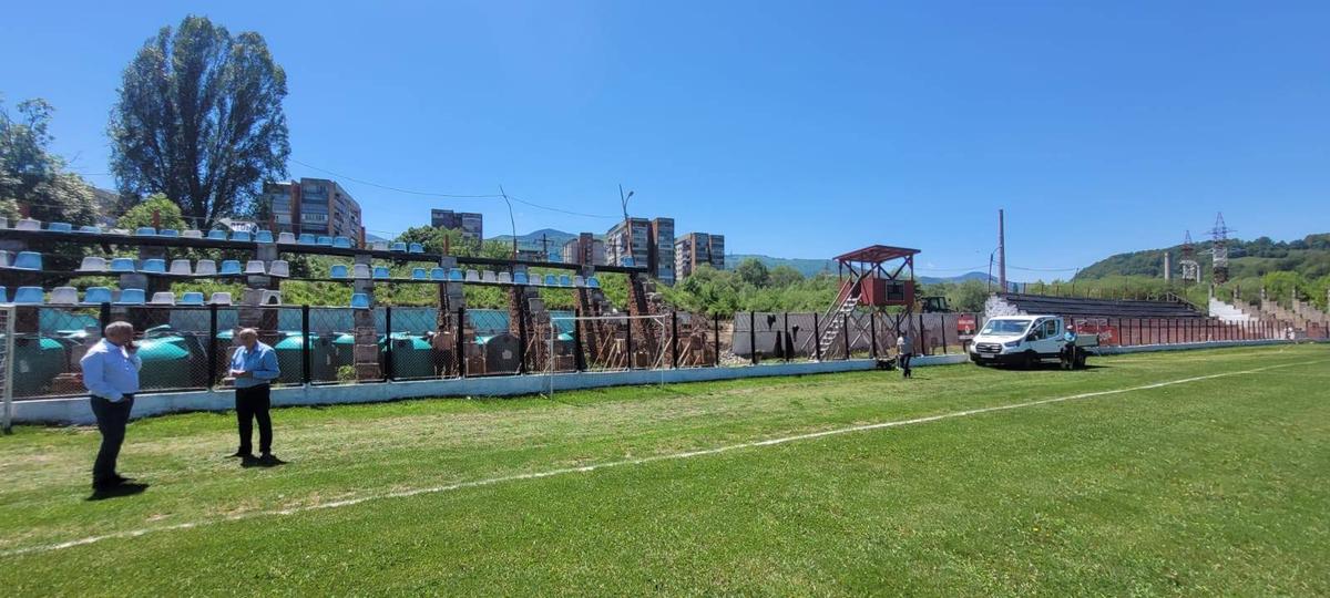 Minerul Lupeni și-a demolat tribuna, înaintea meciului pentru promovare