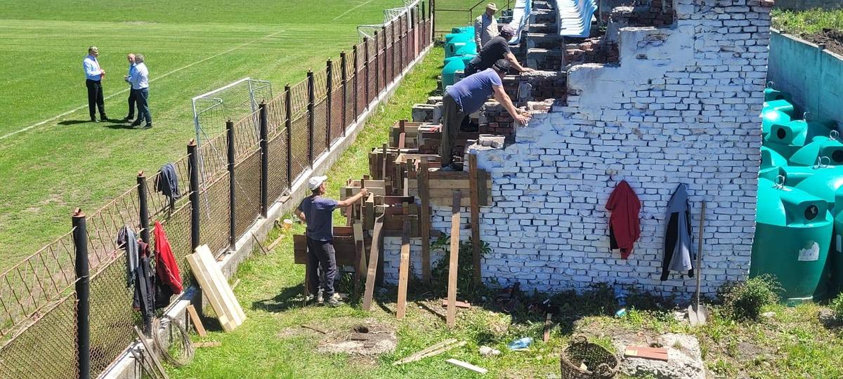 Între timp, în România » Și-au demolat tribuna, cu 3 zile înaintea barajului de promovare