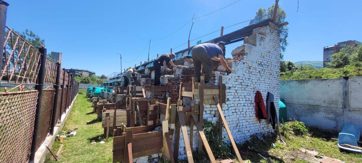 Minerul Lupeni și-a demolat tribuna, înaintea meciului pentru promovare