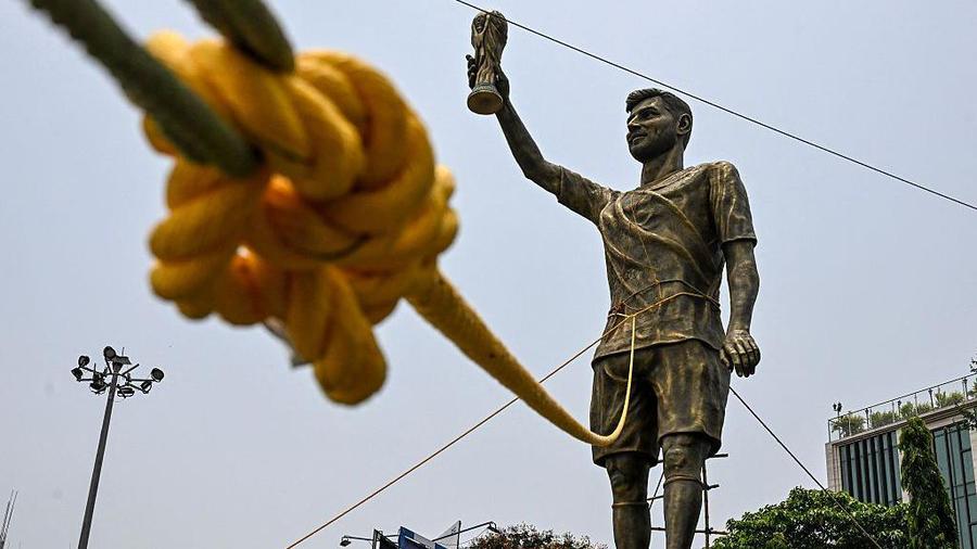 Statuia gigantică a lui Lionel Messi va fi demolată » Siguranța trecătorilor, pusă în pericol