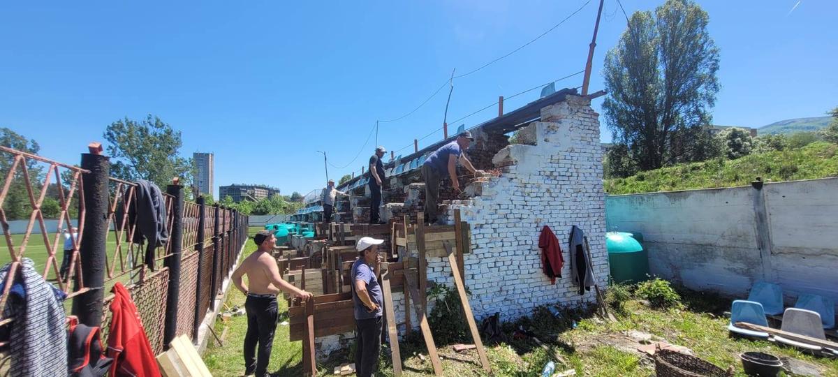 Între timp, în România » Și-au demolat tribuna, cu 3 zile înaintea barajului de promovare