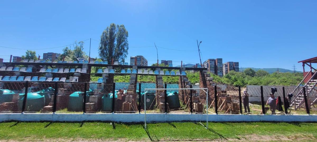 Între timp, în România » Și-au demolat tribuna, cu 3 zile înaintea barajului de promovare