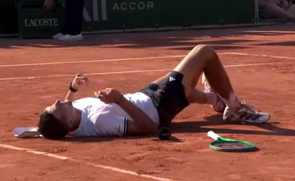 Scene dramatice la Roland Garros! A câștigat meciul turneului, dar nu s-a mai putut ridica de pe zgură