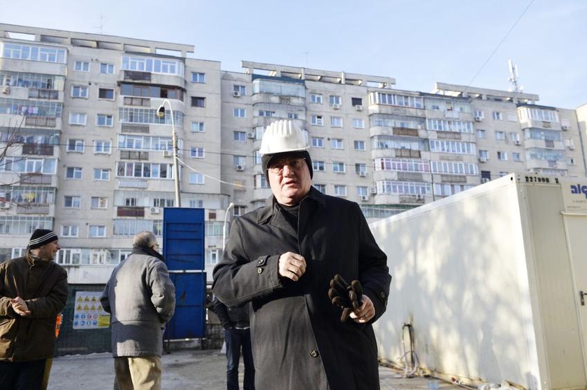 Dumitru Dragomir, pe șantier. (imagine de arhivă)