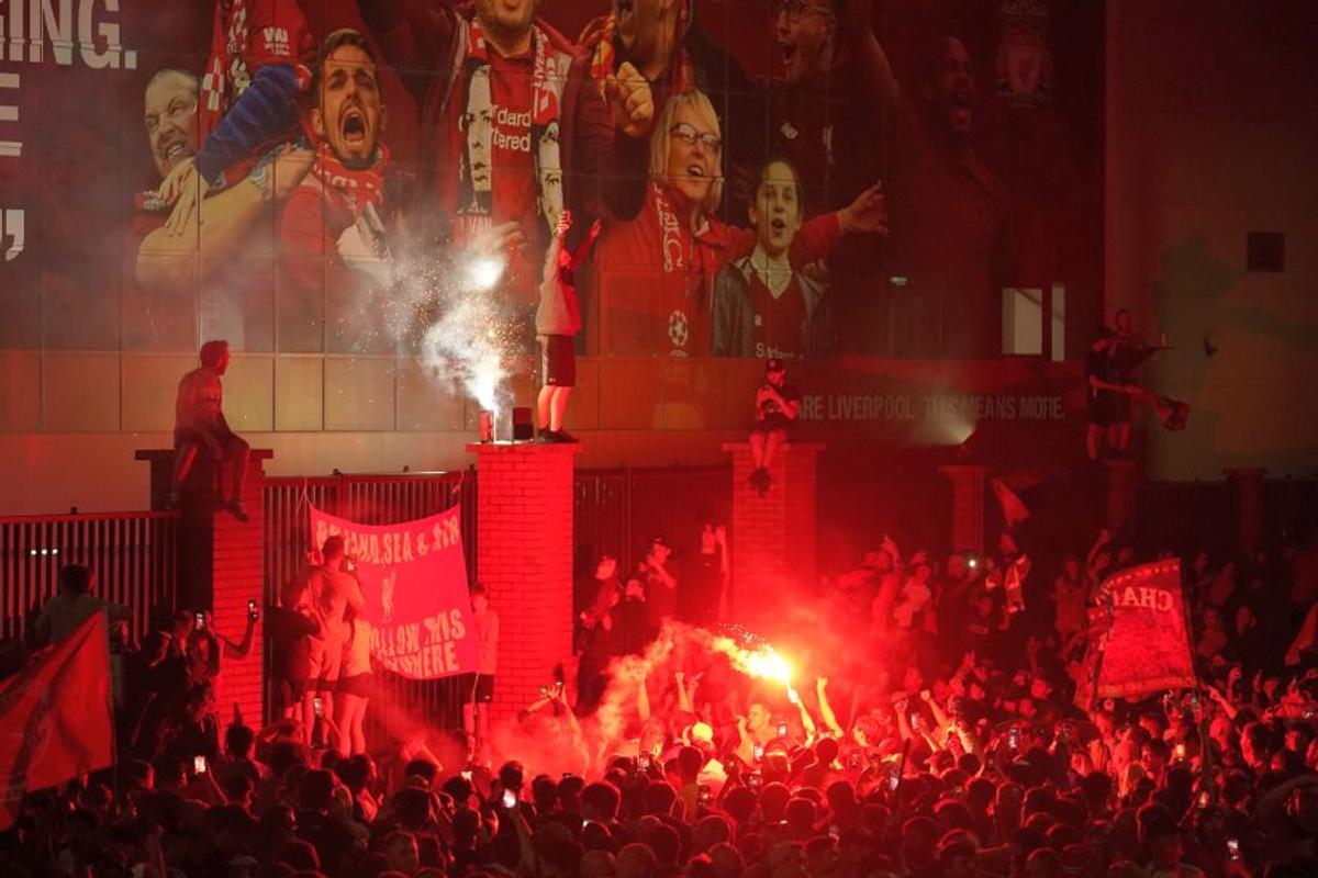 10 persoane arestate la petrecerea de titlu de la Liverpool » Care a fost motivul