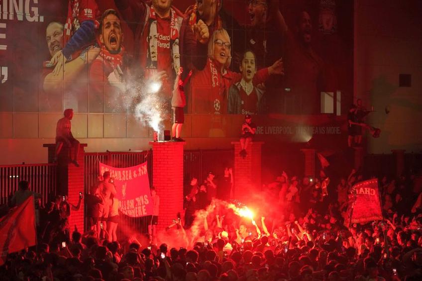 Fanii lui Liverpool au sărbătorit cu fast istoricul titlu câștigat după 30 de ani. foto: Guliver/Getty Images