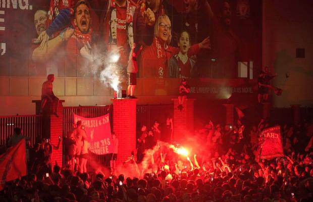 10 persoane arestate la petrecerea de titlu de la Liverpool » Care a fost motivul