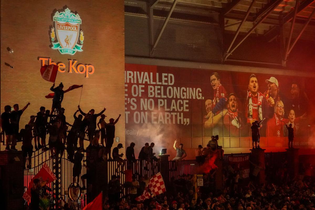 Un jucător din Anglia, sancționat după ce a venit la antrenament în tricoul campioanei Liverpool: „Singura dată când am fost fericit să plătesc amenda”