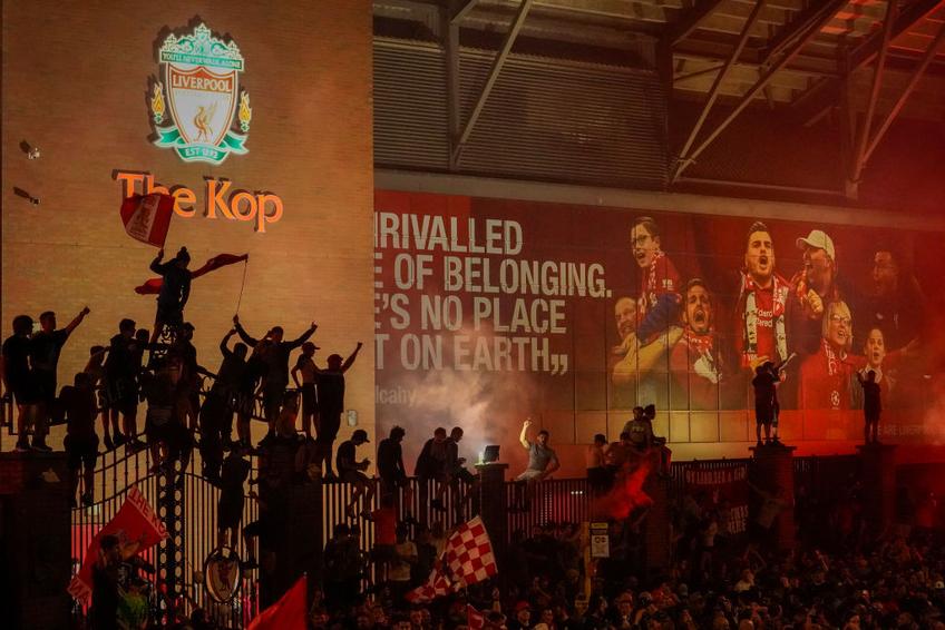 Adebayo Akinfenwa a sărbătorit titlul câștigat de Liverpool mergând la antrenamente în tricoul „cormoranilor”