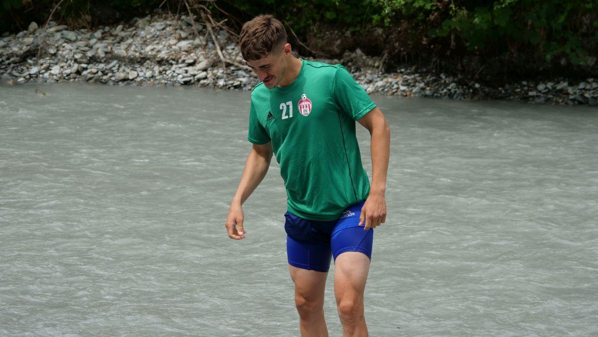 Imagini inedite din Austria: jucătorii lui Sepsi se refac în râu, cu zâmbete și frisoane