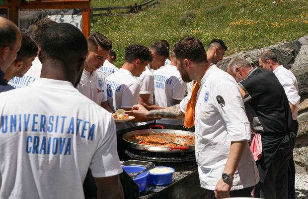 Universitatea Craiova, grătar la 1.800 de metri altitudine » Gică Craioveanu, responsabil cu voia bună
