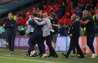 Imaginea bucuriei pe Wembley » Roberto Mancini și Gianluca Vialli, îmbrățișare emoționantă după calificarea Italiei + ce spune Zenga despre imaginile care fac înconjurul lumii