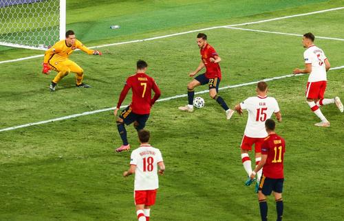 Luis Enrique, 51 de ani, selecționerul Spaniei, îndeamnă poliția să ia atitudine, după ce atacantul ibericilor, Alvaro Morata (28), a fost abuzat pe durata Euro 2020.