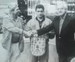 Hagi, între Emeric Ienei și Ramon Mendoza (dreapta)
