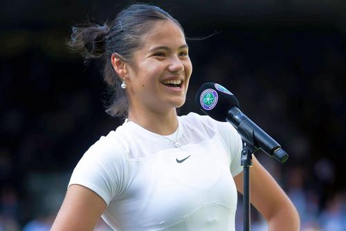 Favorită #10 la Wimbledon, Emma Răducanu (19 ani, locul 11 WTA), a deschis campania 2022 de pe Central cu o victorie sigură, 6-4, 6-4, în fața belgiencei Alison van Uytvanck (28 de ani, locul 46 WTA).