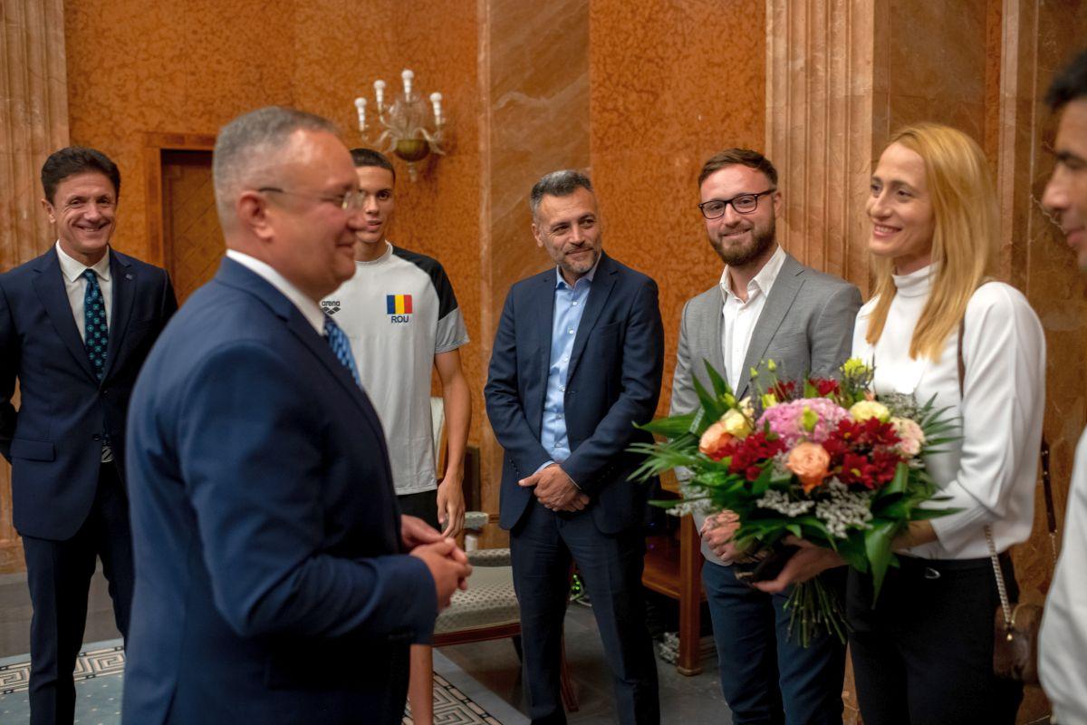 200.000 € și 37 de secunde de strângeri de mână » Cum a arătat întâlnirea dintre David Popovici și premierul Nicolae Ciucă