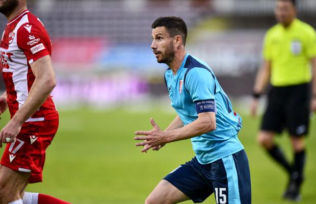 Pus pe lista neagră de club, chemat înapoi la presiunea suporterilor! Contract nou pentru cel mai vechi jucător din echipă