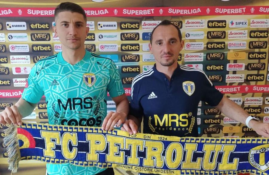 Mihai Eșanu, în stânga, a bătut palma cu „lupii galbeni” / Sursă foto: Facebook@ FC Petrolul Ploiești Mihai Eșanu a semnat în Liga 1! Anunțul clubului și primul mesaj al portarului după ce a fost prezentat