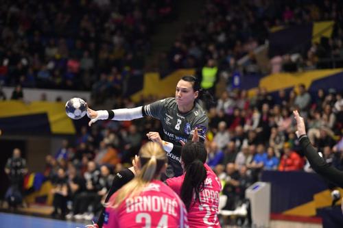 Cristina Neagu plutind peste apărarea celor de la Brest FOTO Cristi Preda