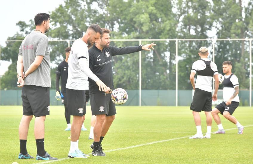 Adrian Mutu se bagă cu jucătorii Rapidului la miuță, mai face o glumă cu ei, dar trasează limite. „Briliantul” le arată fotbaliștilor cum pot mângâia balonul, apoi își arată colții când vrea să-și impună punctul de vedere.