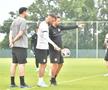 Adrian Mutu se bagă cu jucătorii Rapidului la miuță, mai face o glumă cu ei, dar trasează limite. „Briliantul” le arată fotbaliștilor cum pot mângâia balonul, apoi își arată colții când vrea să-și impună punctul de vedere.