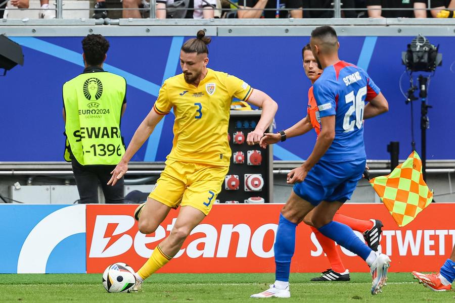 Radu Drăgușin în România - Slovacia 1-1. Foto: Imago Colosul european intră la negocieri pentru transferul lui Radu Drăgușin: „Vrem să dăm substanță apărării”
