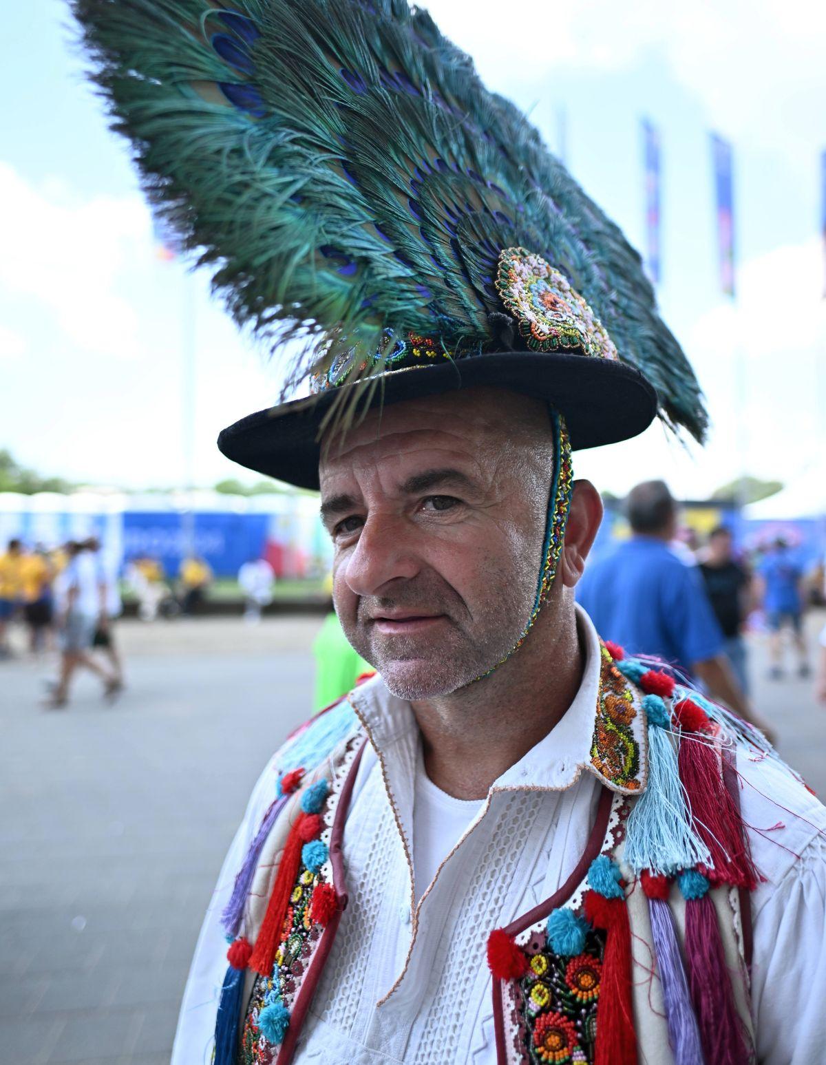 România inventivă  » Cele mai extravagante apariții din tribune: tricouri cu Petre Țuțea, pene în cap și exces de vopsea. 20 de fotografii pe care nu le-ai văzut