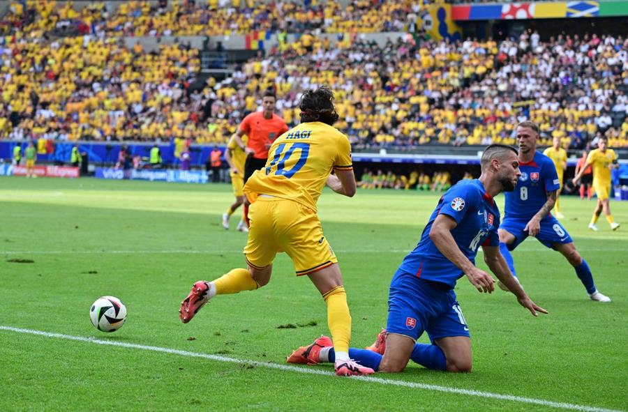 Ianis Hagi, în momentul în care a obținut penalty cu Slovacia (1-1), în grupa de la Euro 2024 / foto: Cristi Preda (GSP) Răsturnare neanticipată » Ianis Hagi semnează: n-a avut de ales!