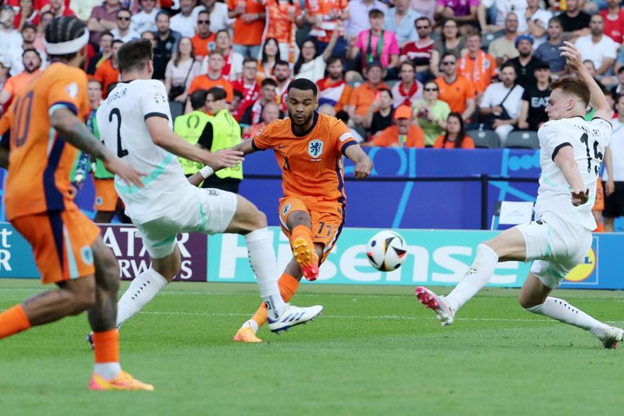 Cody Gakpo este foarte periculos în flancul stâng. Andrei Rațiu va avea sarcina de a-l limita în joc. Foto: Imago Perfecțiune sau devenim pradă sigură » Totul despre Olanda, adversara României în optimile Euro 2024