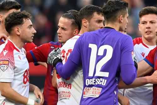 Denis Oncescu (în centru) a fost împrumutat la FC Argeș  în stagiunea recent încheiată / Sursă foto: Imago Images