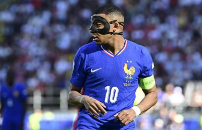 Probleme pentru Mbappe! Căpitanul Franței a schimbat deja trei măști: „Când transpiră, i se lipește de față"