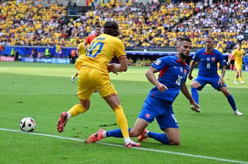 Ianis Hagi, în momentul în care a fost faultat în careu/ foto: Cristi Preda (GSP)
