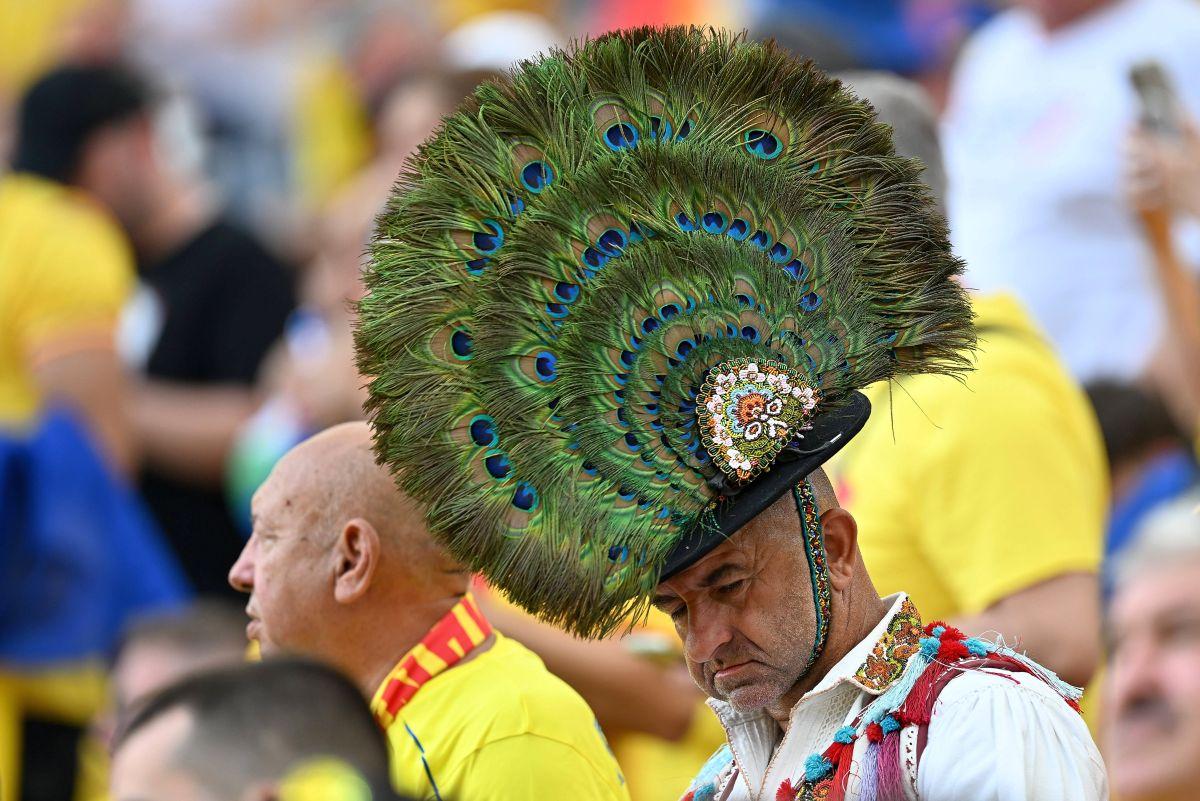 România inventivă  » Cele mai extravagante apariții din tribune: tricouri cu Petre Țuțea, pene în cap și exces de vopsea. 20 de fotografii pe care nu le-ai văzut