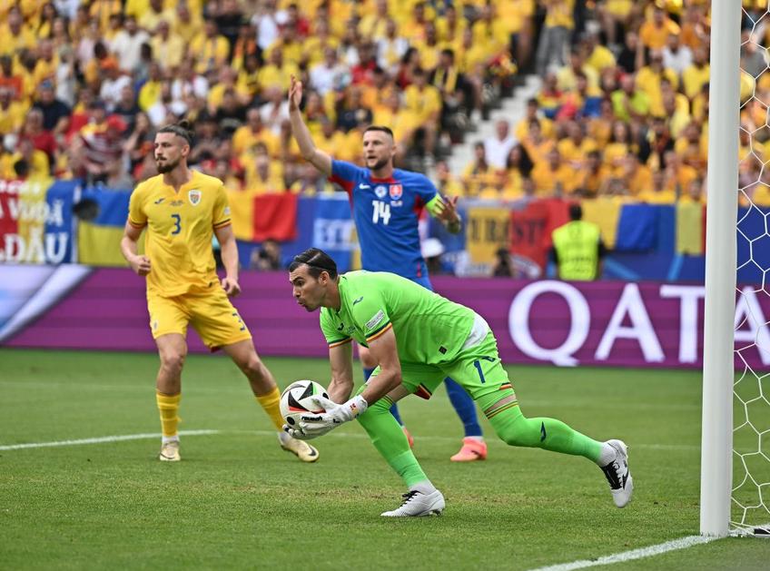 Florin Niță reține un balon în egalul cu Slovacia (1-1), supervizat de Radu Drăgușin / Foto: Imago