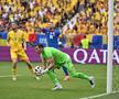 Florin Niță reține un balon în egalul cu Slovacia (1-1), supervizat de Radu Drăgușin / Foto: Imago