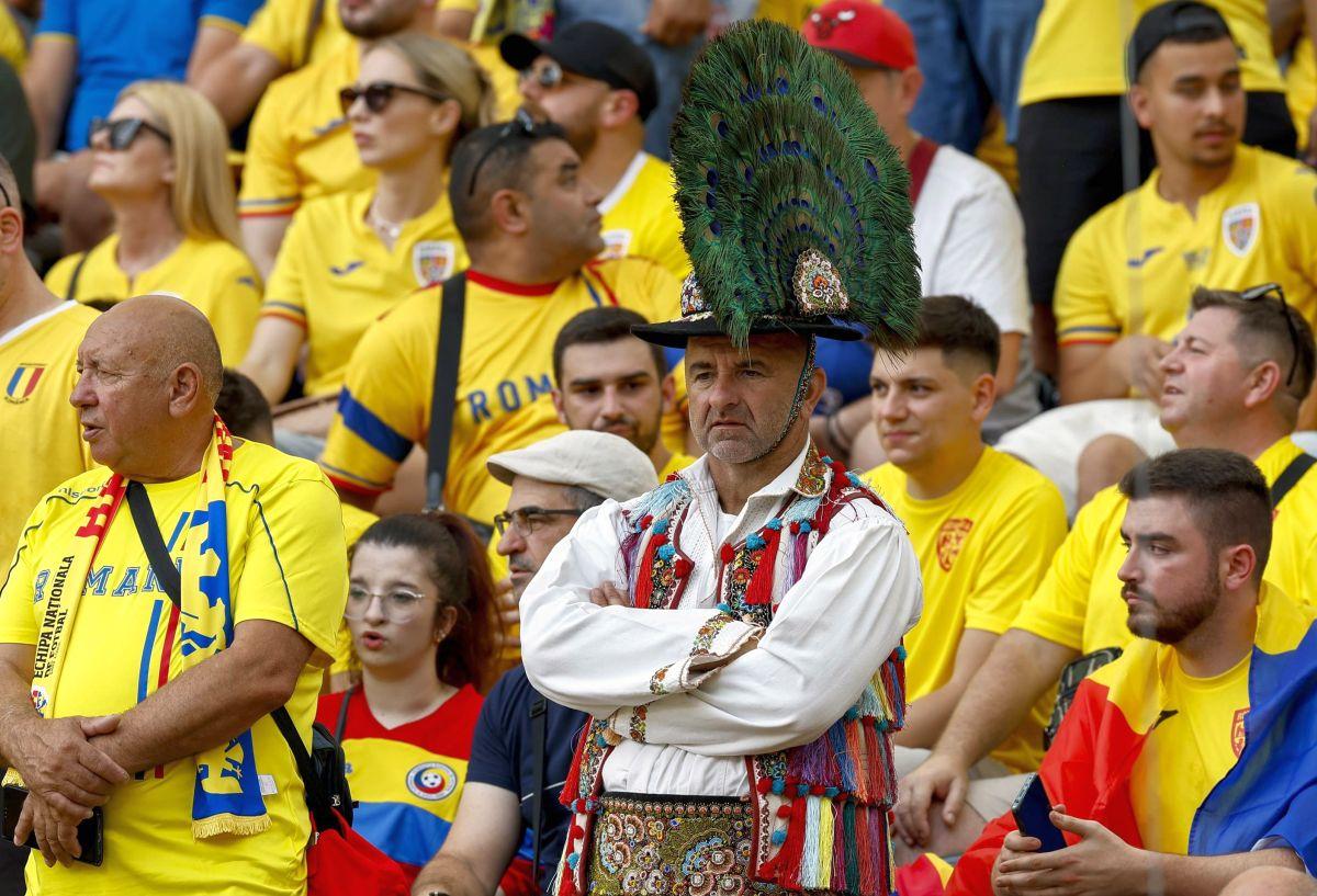 România inventivă  » Cele mai extravagante apariții din tribune: tricouri cu Petre Țuțea, pene în cap și exces de vopsea. 20 de fotografii pe care nu le-ai văzut