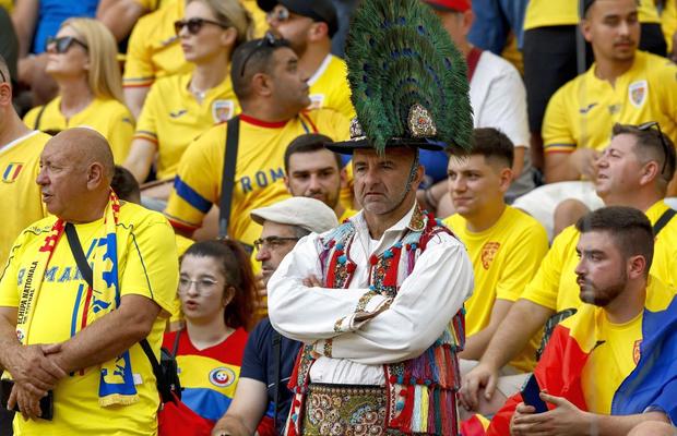 România inventivă » „Tricolorii” din tribune, apariții care de care mai extravagante: tricouri cu Petre Țuțea, pene în cap și exces de vopsea! 20 de fotografii pe care nu le-ai văzut