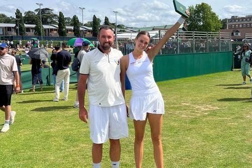Anca Todoni, alături de  unul dintre antrenorii ei, Adrian Cruciat, după calificarea pe tabloul principal de la Wimbledon / Sursă foto: Facebook