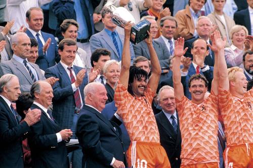 Ruud Gullit celebrează alături de Berry van Aerle / Foto: Imago