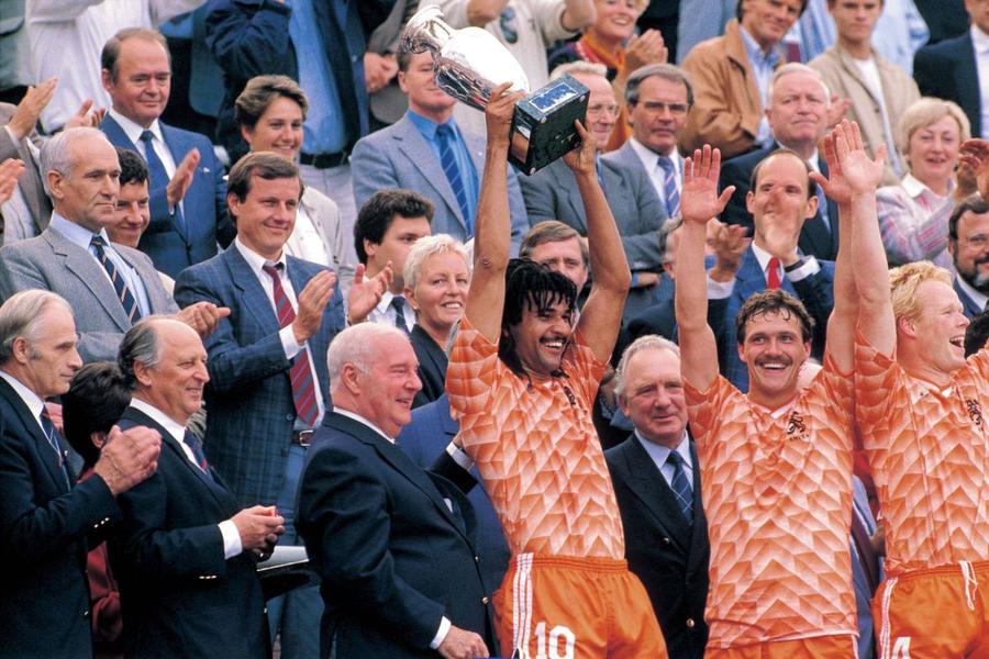 Ruud Gullit celebrează alături de Berry van Aerle / Foto: Imago Nae Ungureanu a povestit cu patos oltenesc, în 2023, cine a fost cel mai tare adversar din viața lui: „Mă, dă-l în p... mă-sii! Bun rău!”