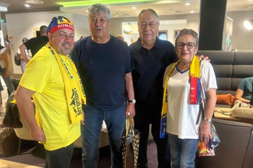Ovidiu Ioanițoaia, alături de Mircea Lucescu și doi suporteri românia