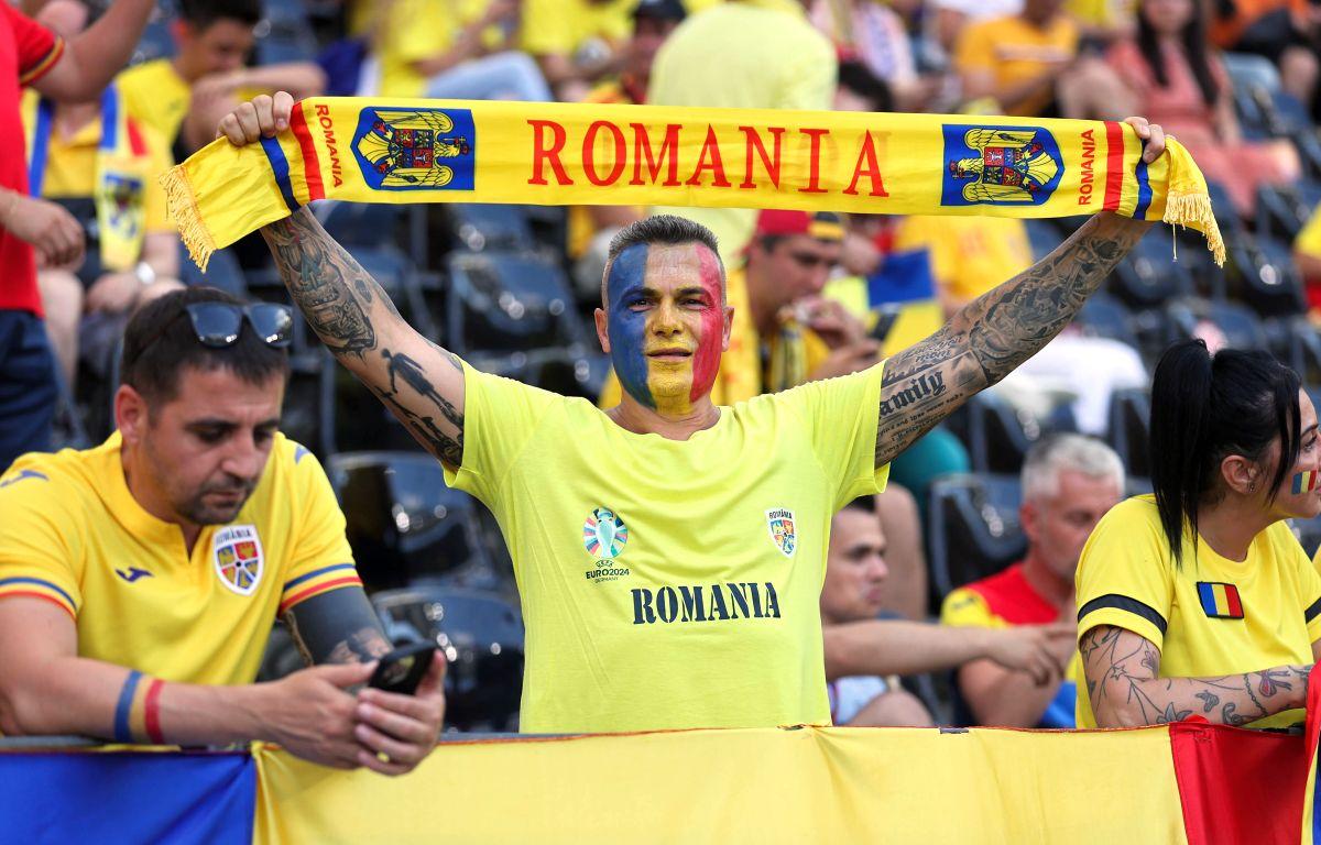 România inventivă  » Cele mai extravagante apariții din tribune: tricouri cu Petre Țuțea, pene în cap și exces de vopsea. 20 de fotografii pe care nu le-ai văzut