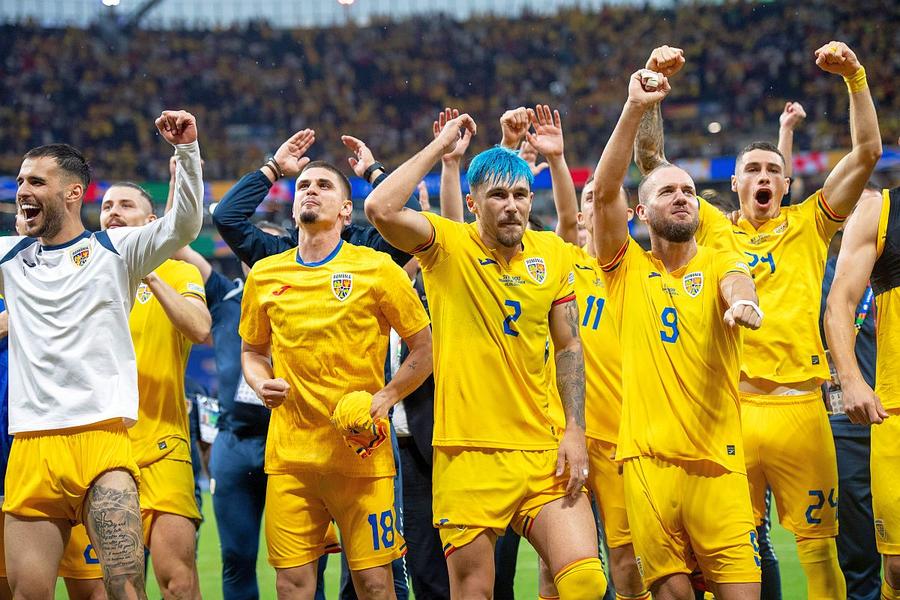 George Pușcaș, în dreapta, cu numărul 9 // foto: Imago Images „Tricolorul” pe care Cornel Dinu îl consideră un intrus la Euro: „Nu știu de ce mizează în continuare pe el”