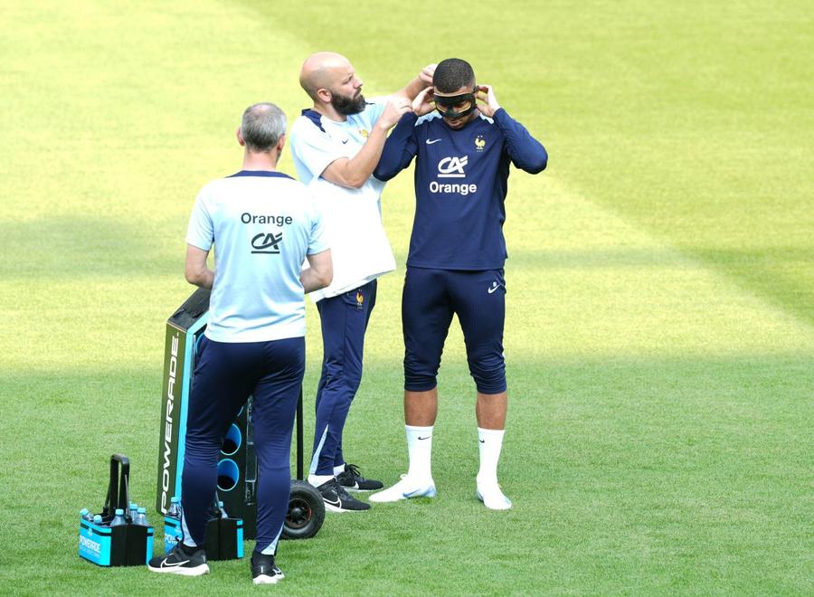 Și în timpul antrenamentelor, Kylian Mbappe are nevoie de cineva să-i aranjeze masca la spate / Foto: Imago Probleme pentru Mbappe! Căpitanul Franței a schimbat deja trei măști: „Când transpiră, i se lipește de față