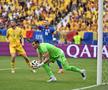 Florin Niță reține un balon în egalul cu Slovacia (1-1), supervizat de Radu Drăgușin / Foto: Imago