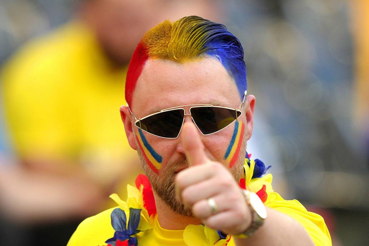 România inventivă  » Cele mai extravagante apariții din tribune: tricouri cu Petre Țuțea, pene în cap și exces de vopsea. 20 de fotografii pe care nu le-ai văzut
