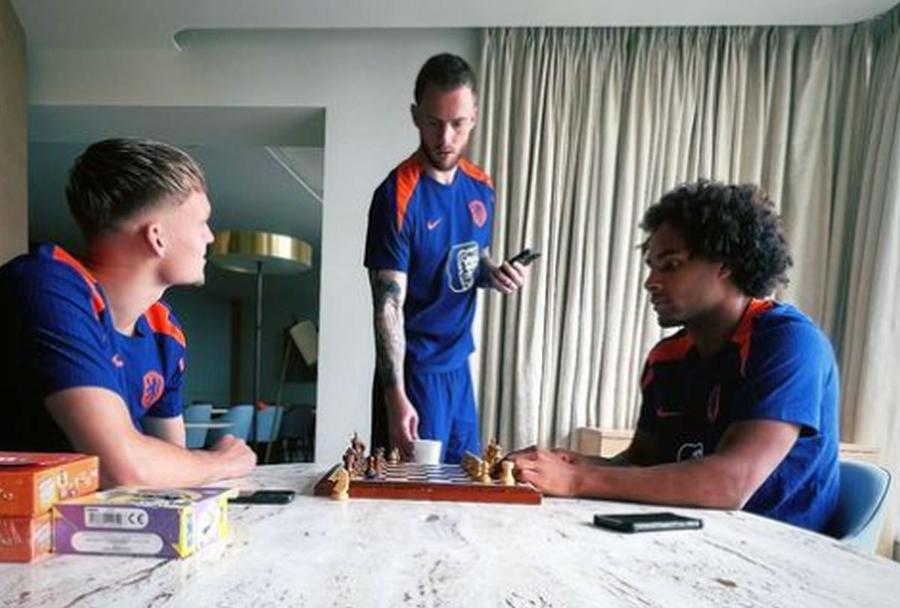 Memphis Depay, Zirkzee, Verbruggen și Flekken au petrecut câteva ore în interiorul hotelului, duelându-se la șah și jocuri de societate // foto: Instagram Decizia luată de Ronald Koeman, după ce a aflat că Olanda înfruntă România în „optimi” la Euro 2024