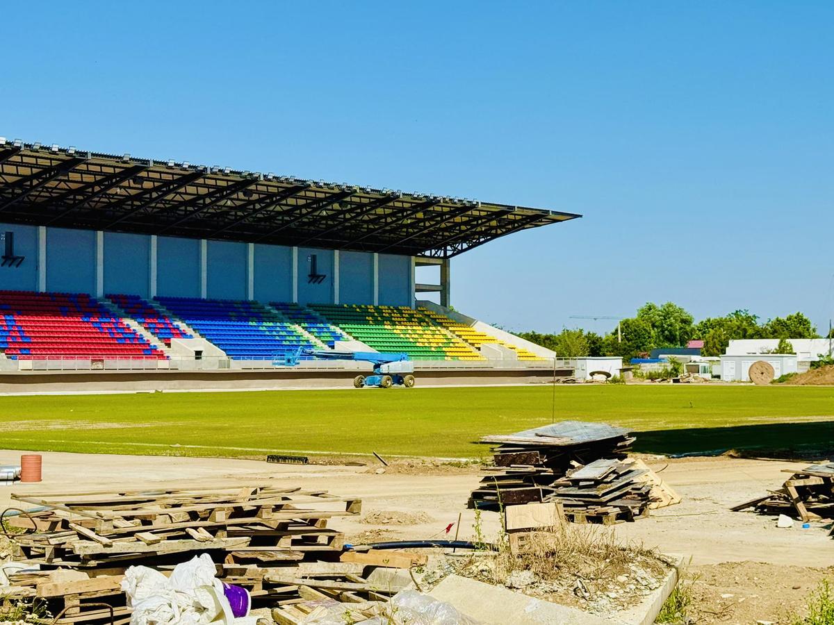 Au montat gazonul, scaunele sunt deja amplasate în tribune! „Doar” 5 ani întârziere la stadionul din România
