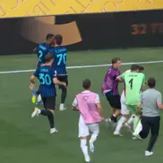 Chivu, alergând pentru a împiedica o încăierare